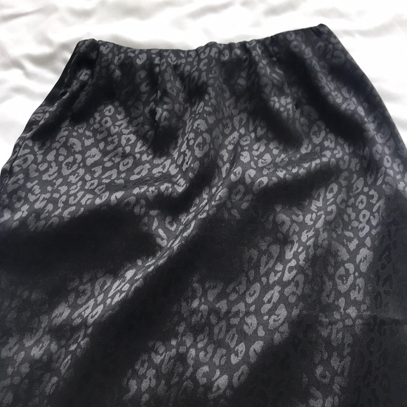 Black mid length skirt - Picture 2 of 3